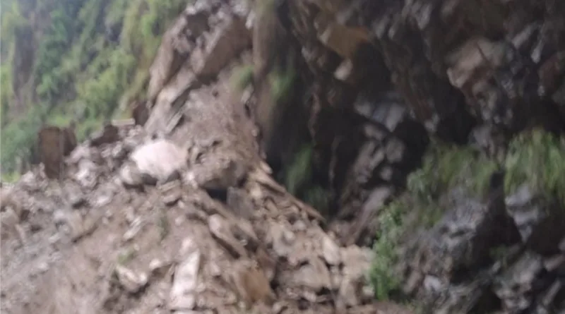 भीमताल-हल्द्वानी मोटर मार्ग पर वाहनों की आवाजाही बंद