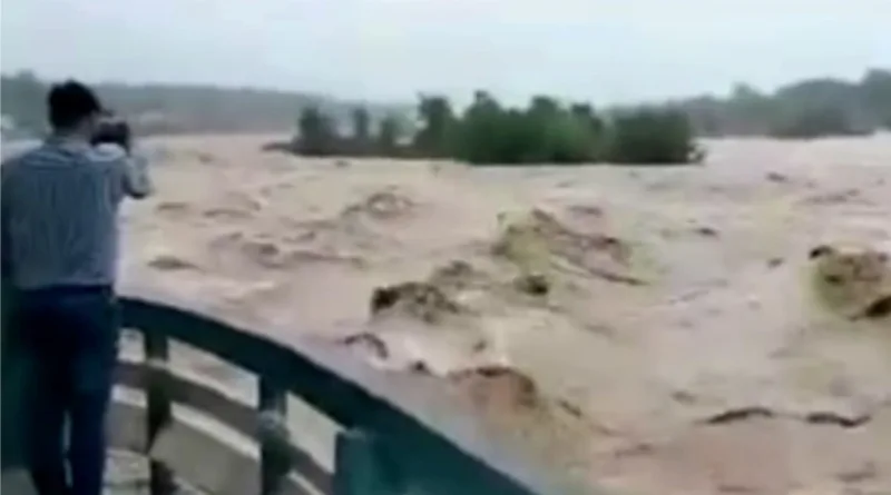 बारिश के बीच कोसी नदी का जलस्तर एक बार फिर तेजी से बढ़ रहा
