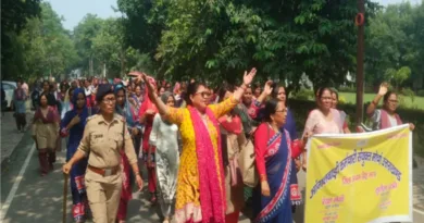 आंगनबाड़ी कार्यकर्ताओं ने अपनी विभिन्न मांगों को लेकर रुद्रपुर कलक्ट्रेट परिसर में किया प्रदर्शन