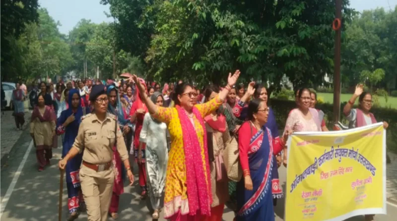 आंगनबाड़ी कार्यकर्ताओं ने अपनी विभिन्न मांगों को लेकर रुद्रपुर कलक्ट्रेट परिसर में किया प्रदर्शन