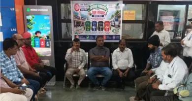 देहरादून रेलवे स्टेशन पर यात्रियों के साथ ‘रेल जन संवाद’ कार्यक्रम