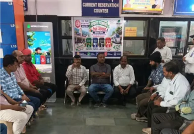 देहरादून रेलवे स्टेशन पर यात्रियों के साथ ‘रेल जन संवाद’ कार्यक्रम