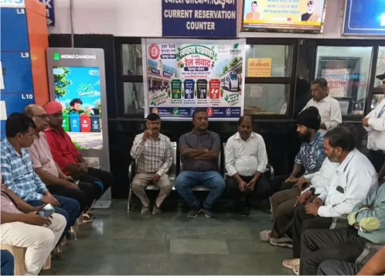 देहरादून रेलवे स्टेशन पर यात्रियों के साथ ‘रेल जन संवाद’ कार्यक्रम