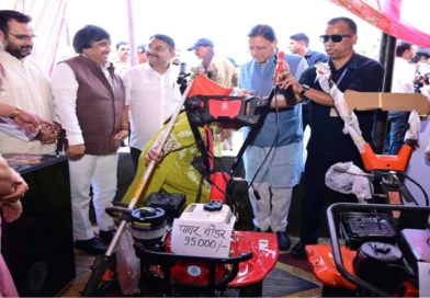 लाभार्थियों को कृषि यंत्र, मशरूम मिनीकिट तथा बाल विकास विभाग की महालक्ष्मी एवं किशोरी किट का वितरण