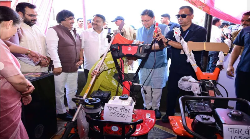 लाभार्थियों को कृषि यंत्र, मशरूम मिनीकिट तथा बाल विकास विभाग की महालक्ष्मी एवं किशोरी किट का वितरण