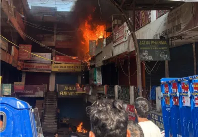 देहरादून: देवकी कॉम्प्लेक्स की दुकान में आग लगने से मची अफरी तफरी