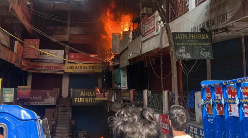 देहरादून: देवकी कॉम्प्लेक्स की दुकान में आग लगने से मची अफरी तफरी