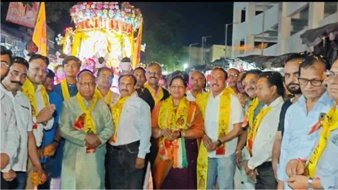 अलका पाल के नेतृत्व में कांग्रेसी कार्यकर्ताओं ने महाराजा अग्रसेन जी महाराज की शोभायात्रा का भव्य स्वागत