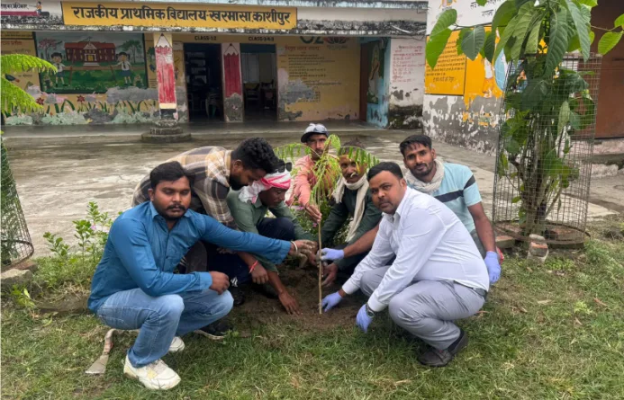 राजकीय प्राथमिक विद्यालय खरमासा में भारतीय प्रबंध संस्थान ने मिलकर चलाया स्वच्छता ही सेवा 2026 अभियान