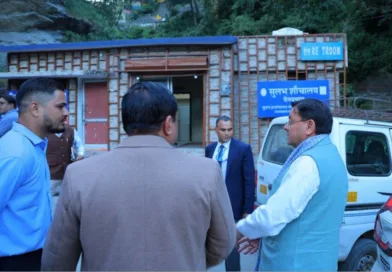 देवप्रयाग से लौटते समय मुख्यमंत्री ने किया सड़के मार्ग पर स्थित सुलभ शौचालय का निरीक्षण