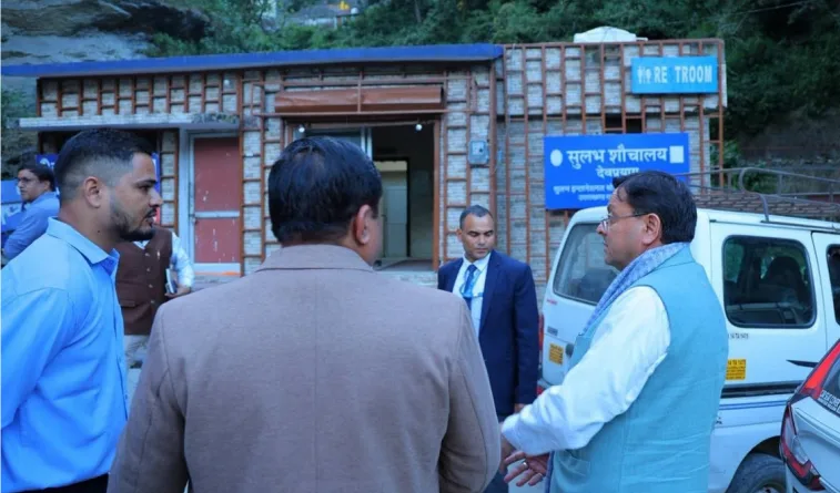देवप्रयाग से लौटते समय मुख्यमंत्री ने किया सड़के मार्ग पर स्थित सुलभ शौचालय का निरीक्षण