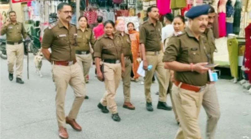 त्योहारों के समय बाजार में भीड़ को देखते हुए पुलिस टीम ने मोर्चा संभाला