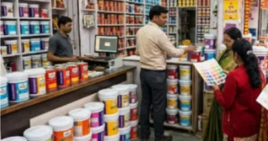 दिवाली के त्यौहार से पहले घरों की दीवारों को नए रंगों से सजाने में जुटे लोग