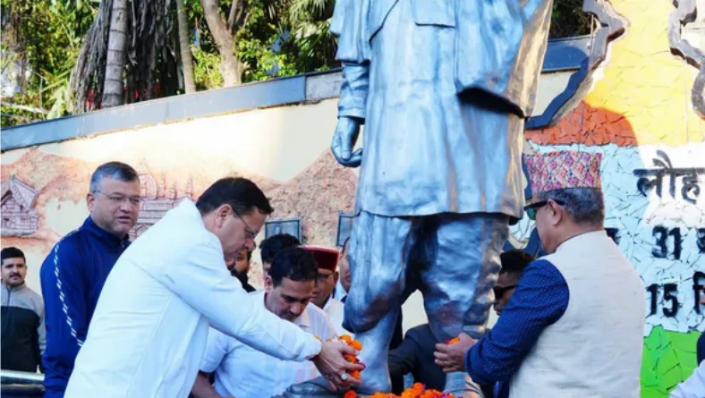 मुख्यमंत्री ने सरदार वल्लभभाई पटेल की प्रतिमा पर पुष्पांजलि अर्पित कर दी श्रद्धांजलि