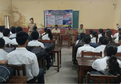 राजकीय पॉलीटैक्निक कालेज काशीपुर में छात्रों को कोतवाली काशीपुर एवं महिला हेल्प लाईन काशीपुर द्वारा Online Job Fraud के नाम पर होने वाली धोखाधड़ी की जानकारी दी
