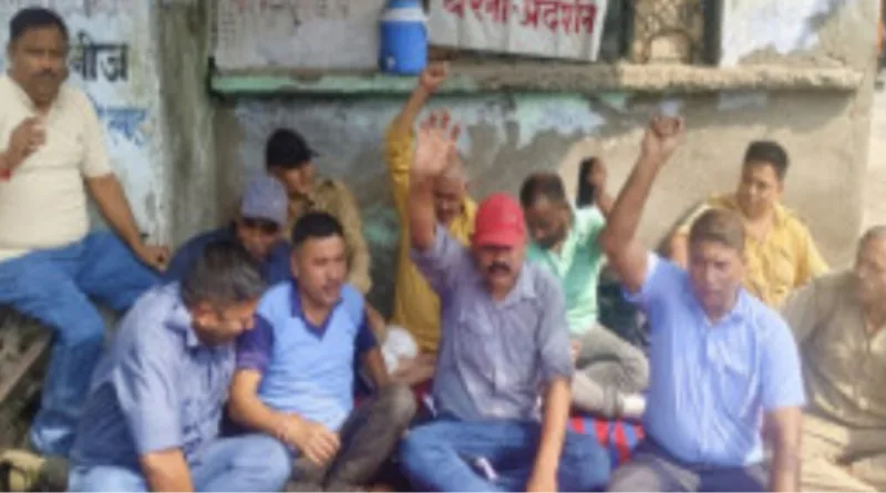 रामनगर रोडवेज में आवश्यक सुविधाएं नहीं होने से नराज कर्मचारियों ने दिया धरना