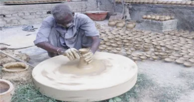 दीपावली का त्यौहार आते ही बढ़ गयी मिट्टी के दीये मांग