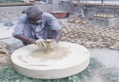 दीपावली का त्यौहार आते ही बढ़ गयी मिट्टी के दीये मांग